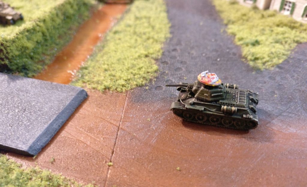 Den südlichen T-34/76 hats erwischt. Der ist leicht lädiert.