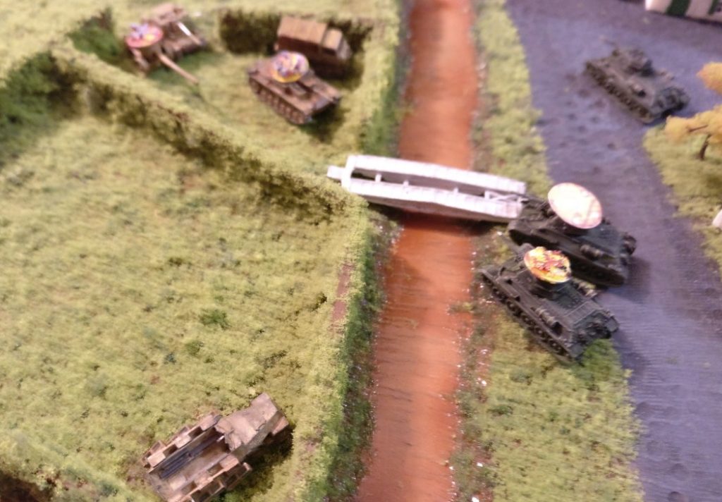 Der T-34 wird beschossen, überlebt... Das 251er geht mal im Eckchen in Deckung.