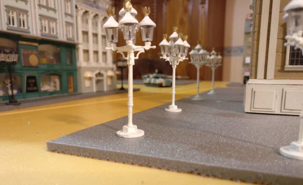 Gusseiserne historische Straßenlaternen säumen die Bürgersteige der Straßen auf der Table-Top-Spielplatte Königsberg.