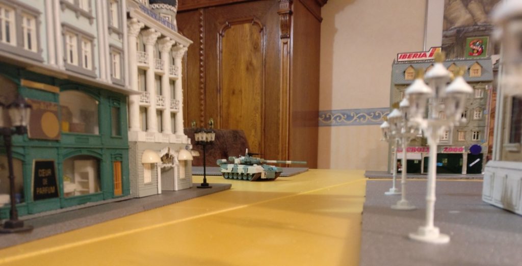 Gusseiserne historische Straßenlaternen säumen die Bürgersteige der Straßen auf der Table-Top-Spielplatte Königsberg.