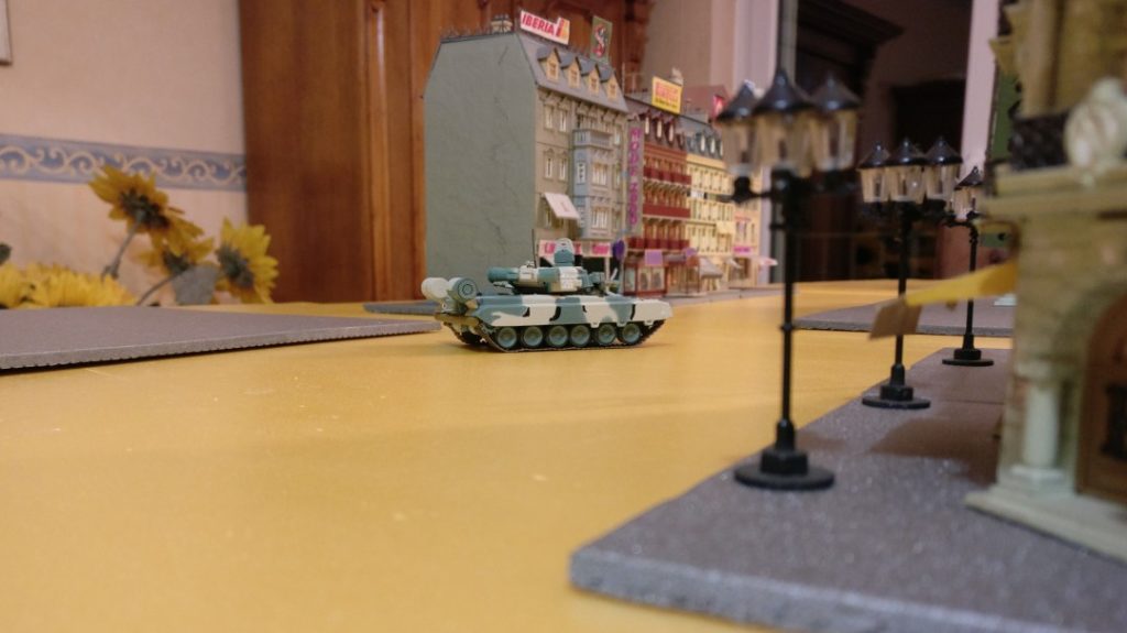 Gusseiserne historische Straßenlaternen säumen die Bürgersteige der Straßen auf der Table-Top-Spielplatte Königsberg.