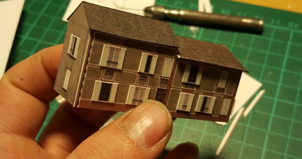 Die ersten fertigen Kartonmodelle der Gebäude nach der Vorlage "Cognac house" im Maßstab 1:285 (6mm)