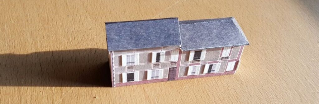 Die ersten fertigen Kartonmodelle der Gebäude nach der Vorlage "Cognac house" im Maßstab 1:285 (6mm)