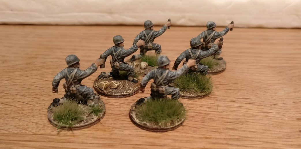 Sechs Bediener für die ersten drei der Granatwerfer der Support-Group (drei 10-Mann-Trupps)