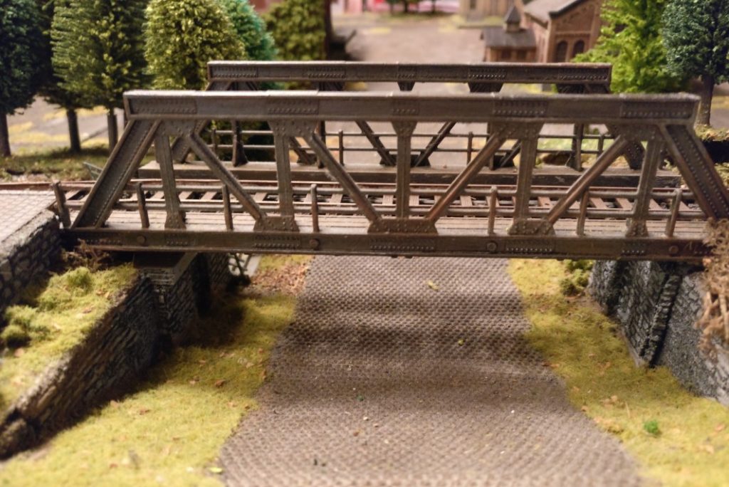 Die Eisenbahnbrücke auf der Spielplatte für PBI / Poor Bloody Infantry "Schnapsfabrik Nastrovje". Würden Verstärkungen der Roten Armee per Bahn eintreffen?