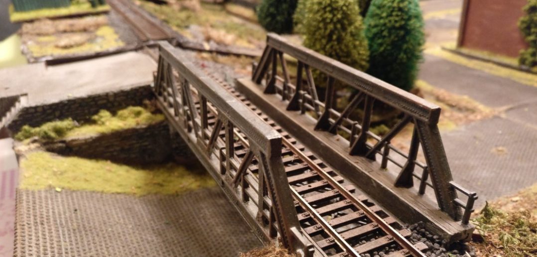 Die Eisenbahnbrücke auf der Spielplatte für PBI / Poor Bloody Infantry führt an der Schnapsfabrik vorbei. An ihr ist ein kleiner Haltepunkt gelegen, an welchem früher die Arbeiter der Fabrik aus dem Zug stiegen.