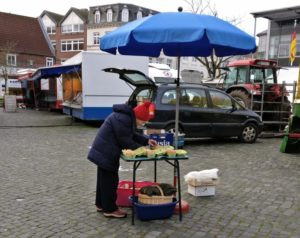 Ein kleiner Marktstand auf dem Schiffbrückenplatz. Die anderen sind größer, aber dieser hier zog unsere Blicke magisch auf sich. Frisch und "home made" werden die Eier auf jeden Fall sein.