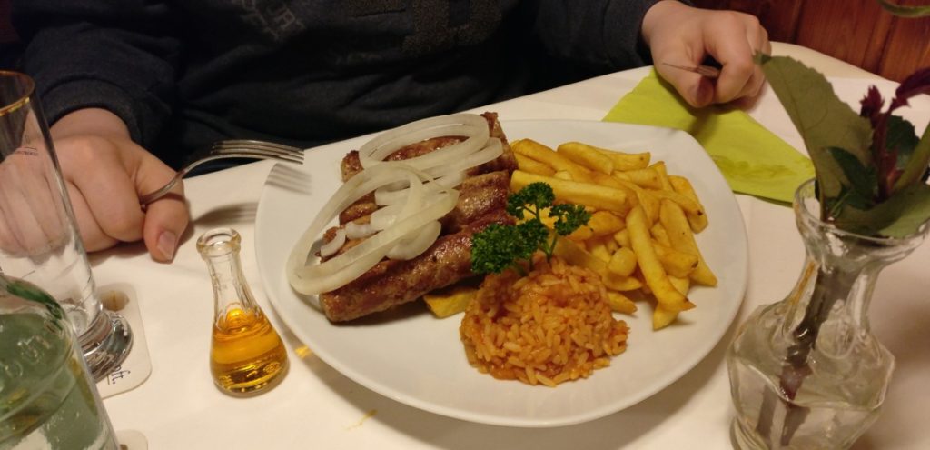 Jaaaaaa! Cevapcici in großer Zajl konnten auf den Teller gelockt werden.