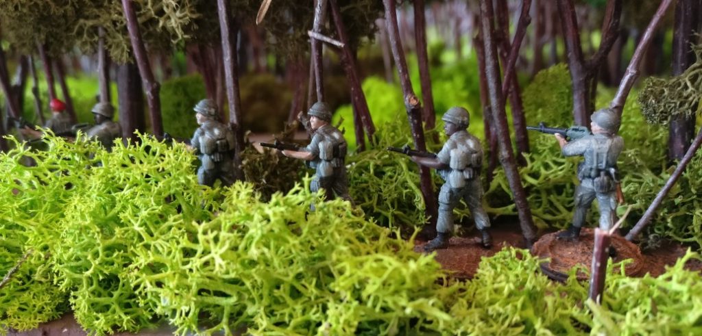 Die Waffen des Stoßtrupps sind immer im Anschlag.