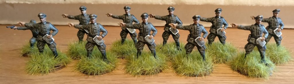 Noch ist das Gras zu Füßen des Grenadier-Regiment 57 unversteppt und grün. Aber dem wird gleich abgeholfen.