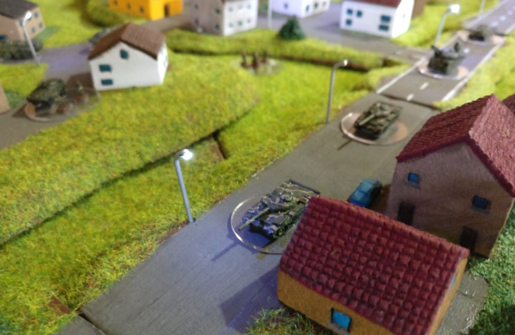 Der Mega-1:285 / 6mm Cold-War-Commander-Spieltisch von David vom Asgard e.V. aus Aschaffenburg auf der Ad Arma Convention 2017