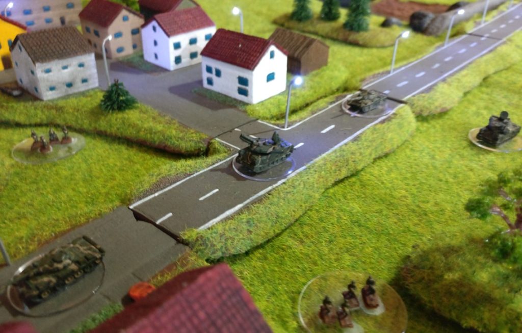 Der Mega-1:285 / 6mm Cold-War-Commander-Spieltisch von David vom Asgard e.V. aus Aschaffenburg auf der Ad Arma Convention 2017