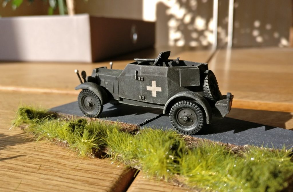 Der Panzerspähwagen Kfz. 13 rollt die Landstraße entlang.