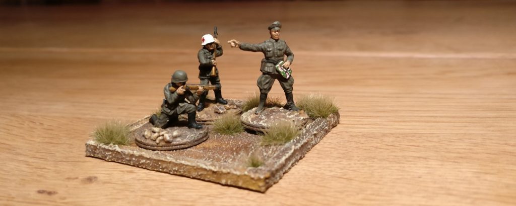 Mein Kompanie-Chef "Hauptmann Harry Hartmann aus Ostholstein" nebst "Funker Fred Flinter" und Sanitäter "Dr. Daniel Dörten" auf der neuen PBI-20mm-Base