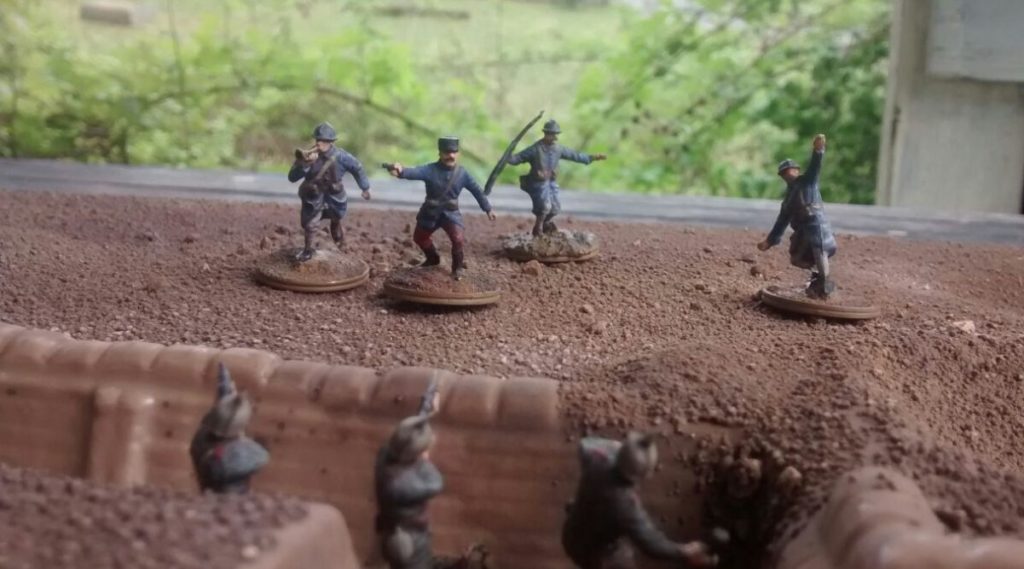 Stürmisch geht es an der Western Front zu. Doncolor hat natürlich noch keine Artillerie. Da sollte er mal beim Sturmi ne kleine Anleihe tätigen. Zwo kräftige Strelets 6inch Mk XIX Haubitzen wären da einsatzbereit!