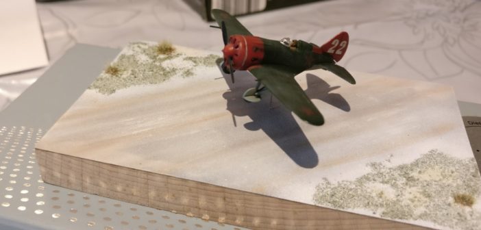 Max hatte seine gerade abgeschossene Arbeit eines 1:144-Dioramas mitgebracht: eine startende Polikarpov I-16.