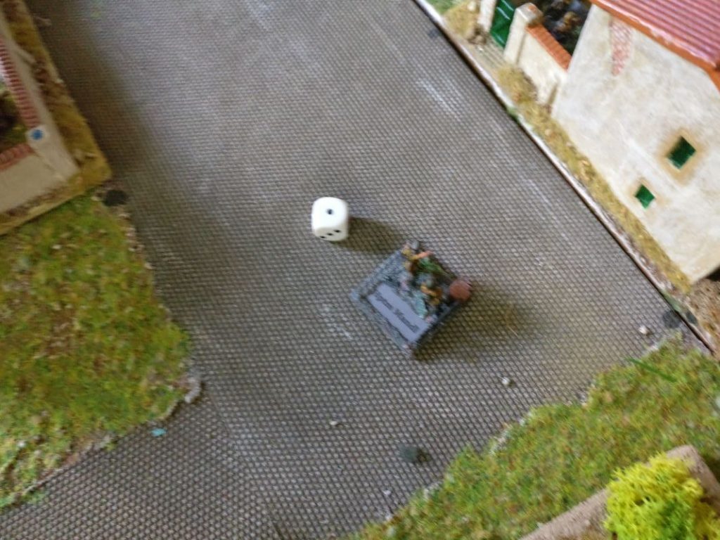 Ein Treffer des Jabo-Angriffs: Hauptmann Mandl wird getroffen und ist als erster Verlust des Spiels zu beklagen.