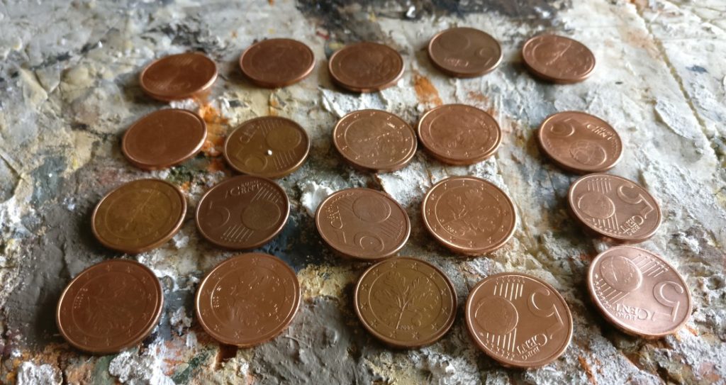 Die ersten 20 PBI-Casualty-Marker. 5-Cent-Stücke dienen als Basis der Marker.