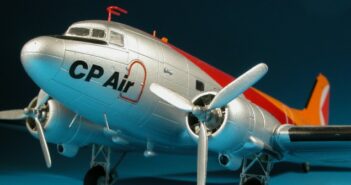 Rosinenbomber fliegen für die Eisenbahn: Eine DC-3 in den Farben der Canadian Pacific Air Lines
