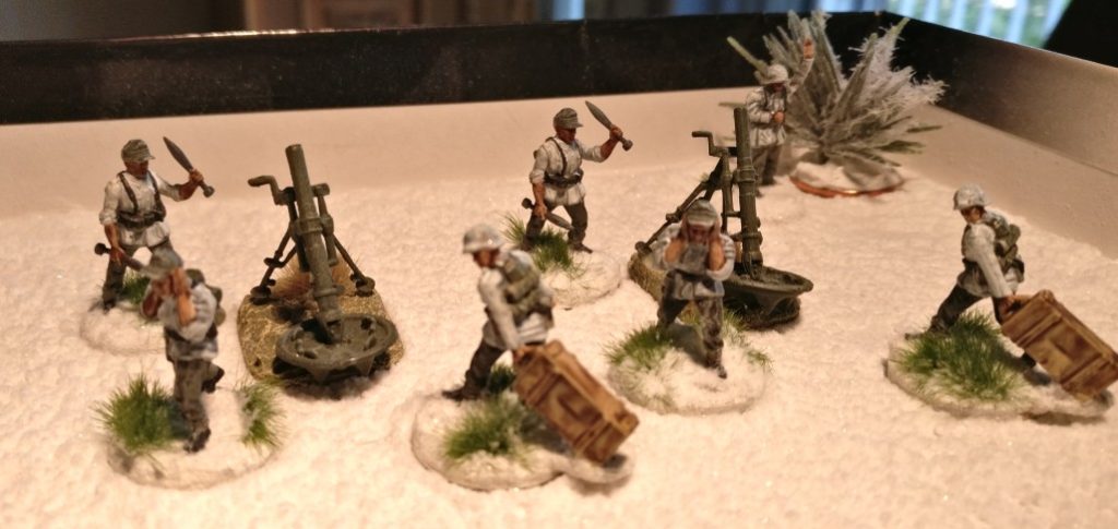 Zwei Teams Bedienmannschaften für den 120mm-Granatwerfer 42 plus ein Offizier aus dem Plastic Soldier Company Set WW2020005 Late War German Infantry Heavy Weapons