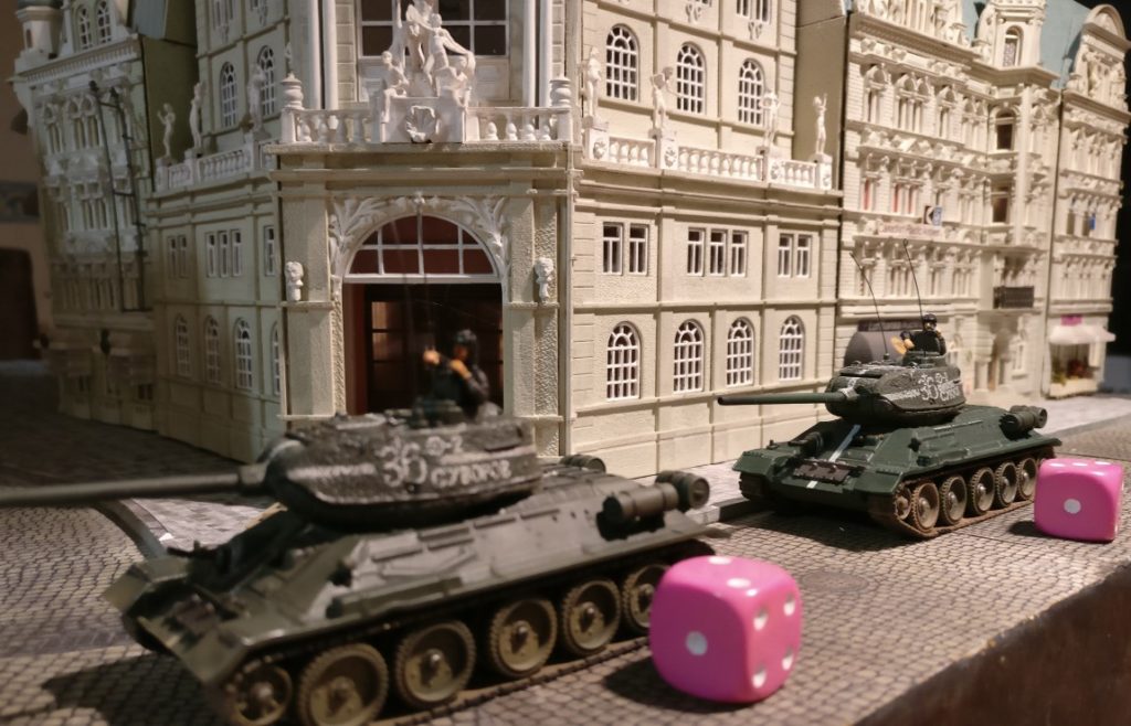 Diese beiden T-34/85 fahren auf offener Straße. Gegenüber dem Königstiger besitzen beide T-34/85 keinerlei Deckung. Daher steht ihnen beim Deckungswurf nur jeweils ein W6-Würfel zur Verfügung.