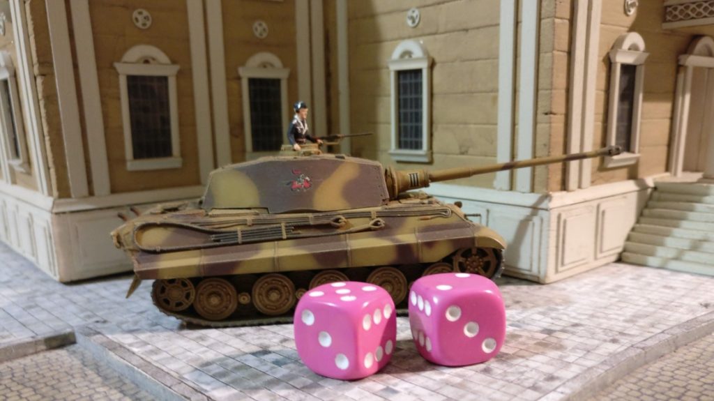 Würde ein russischer Panzer von der Seite auf den Königstiger zufahren, würden aus den beiden hier sichtbaren W6-Würfeln für den Deckungswurf sofort nur einer werden. Denn von der Seite aus betrachtet besitzt der Königstiger keinerlei Deckung.