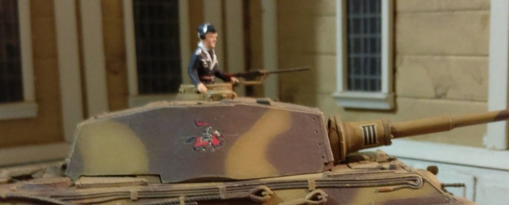 Der Panzerkommandant, Hauptmann Newood, peilt gerade die Lage. Er überlegt, in welcher Reihenfolge er die beiden T-34/85 knacken soll.