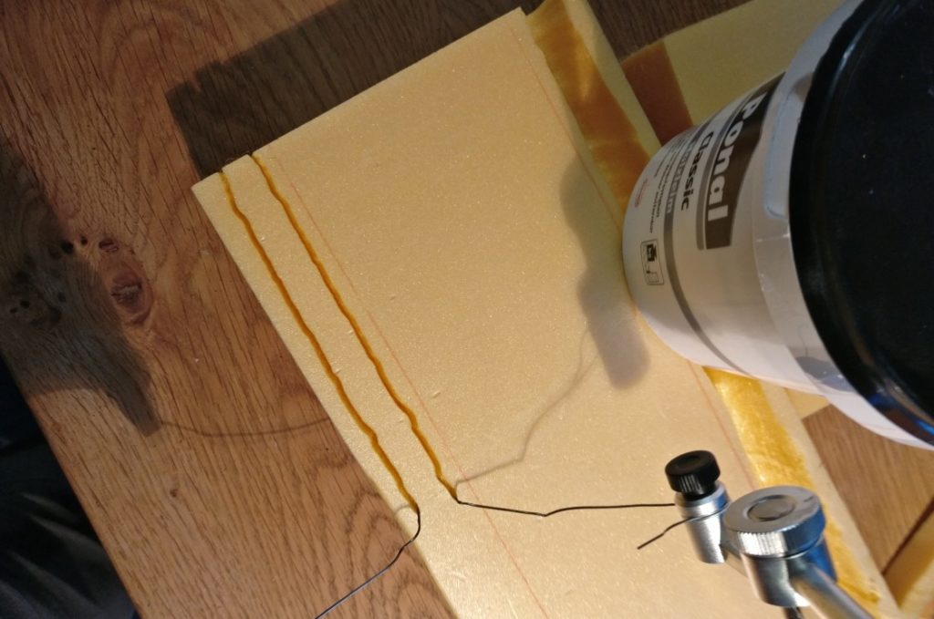 Mit dem Proxxon-Cutter wird zuerst der Straßengraben herausgearbeitet.