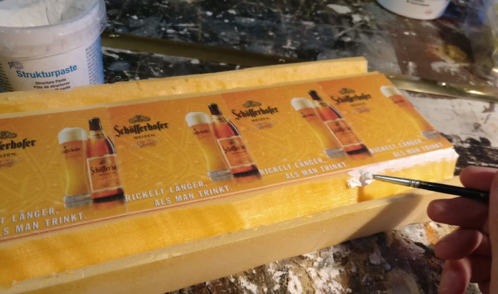 Die Oberfläche des Straßengrabens überziehe ich mit Strukturpaste. So erhält das recht softe Styrodur eine feste Oberfläche, auf der auch alle weiteren aufzubringenden Elemente wesentlich besser haften.