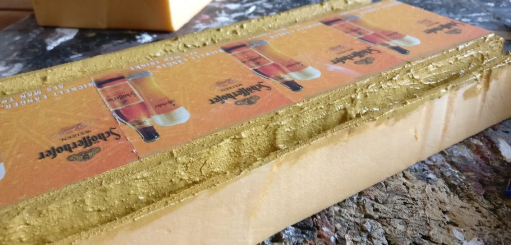 Für die freiliegenden Flächen ziehe ich eine Grundfarbschicht "Sand" auf.