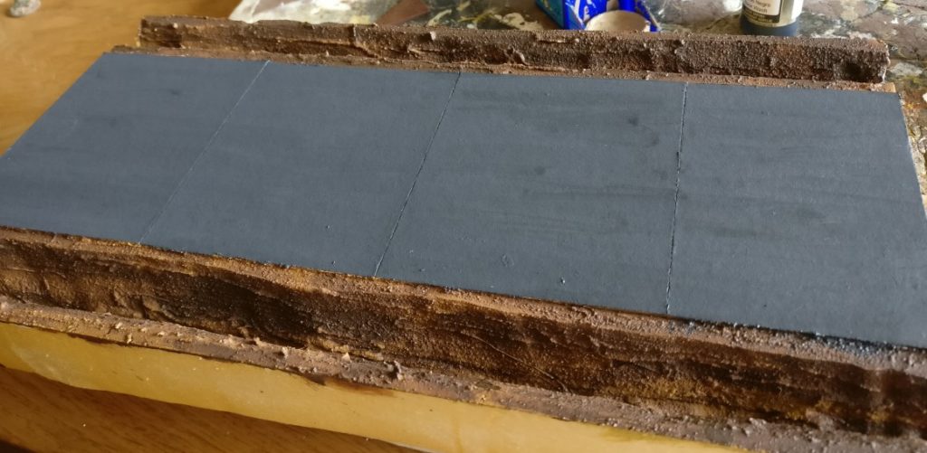 Nach dem trocknen werden die mit "Sand" grundierten Partien mit einer wässsrigen Lasur "Lederbraun" überzogen. Die Fahrbahn wird mit "Panzergrau" grundiert.