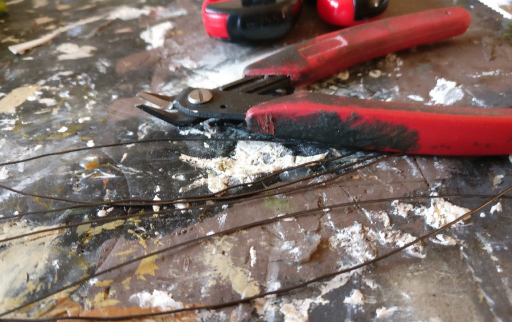 Die etwas größeren Stücke Blumendraht für die hoch aufragenden Birkenstämme.