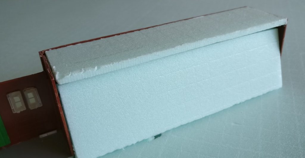 Die Deckenplatten sind eingesetzt. Eine weitere Platte wird zur Stabilisierung als Rückwand eingesetzt.