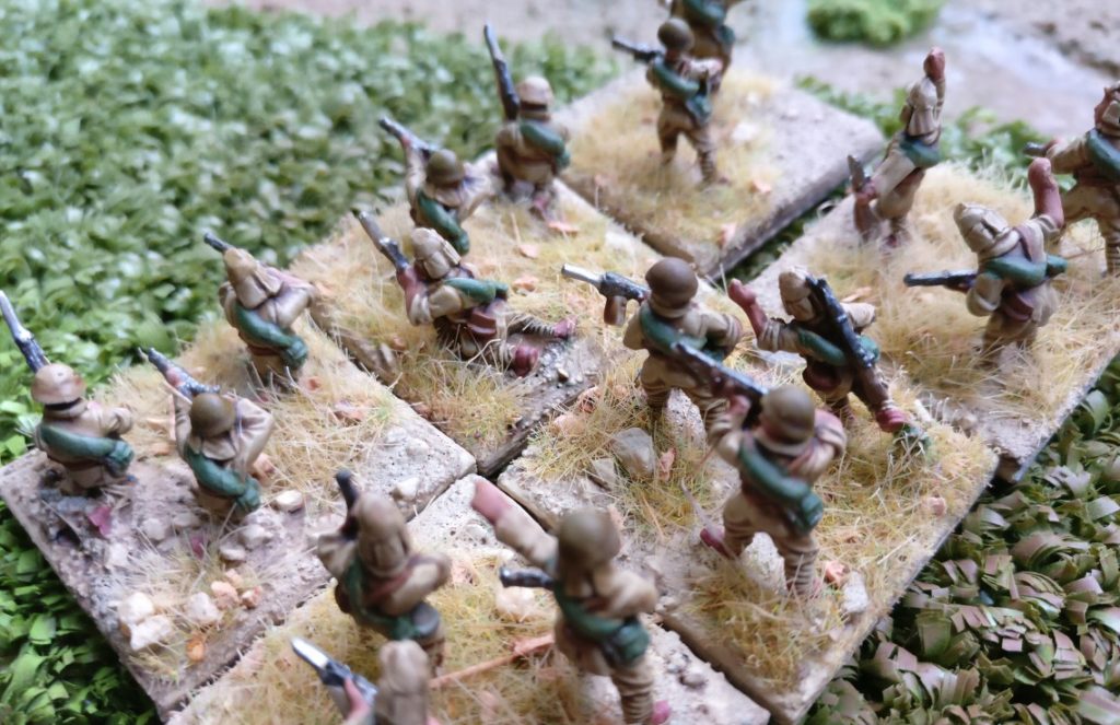 Die japanische Infanterie feuert aus dem Sumpf heraus auf die US-Verteidiger.