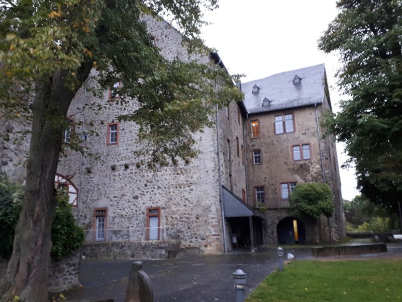 Eindrücke von der Jugendburg Hohensolms bei Gießen, dem ort des Geschehens am Bastel- und Bemalwochenende der Unikörner.