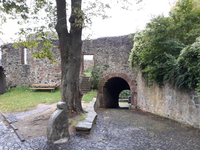 Eindrücke von der Jugendburg Hohensolms bei Gießen, dem ort des Geschehens am Bastel- und Bemalwochenende der Unikörner.