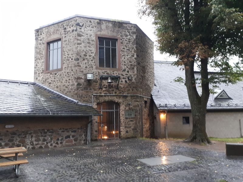 Eindrücke von der Jugendburg Hohensolms bei Gießen, dem ort des Geschehens am Bastel- und Bemalwochenende der Unikörner.