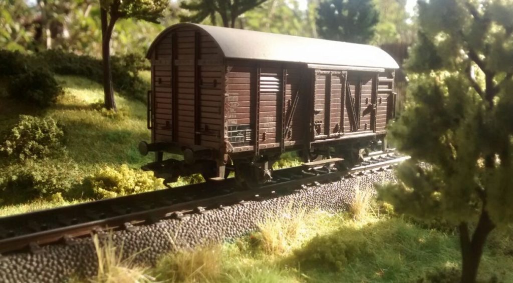 Der gedeckte Güterwagen mit Tonnendach von Roco im Foto: eines der beiden Module von Doncolors Modellbahn "H0"