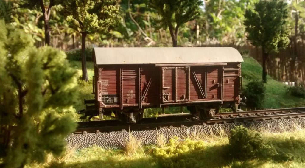 Der gedeckte Güterwagen mit Tonnendach von Roco im Foto: eines der beiden Module von Doncolors Modellbahn "H0"