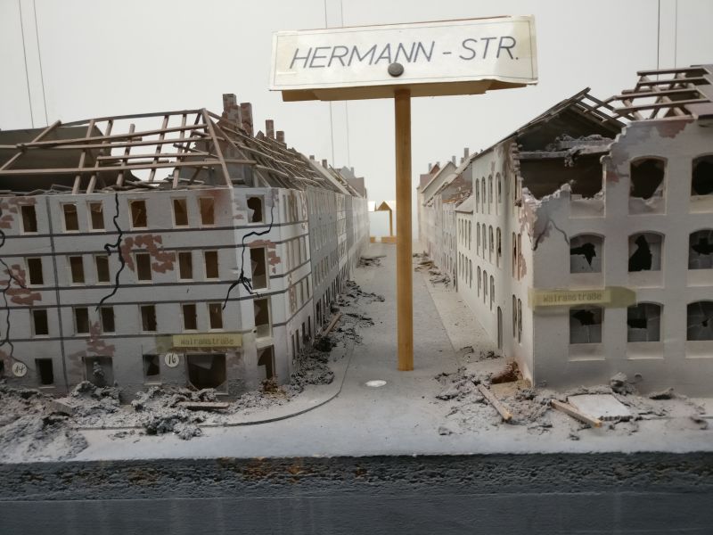 Foto des Taktikmodells / "Diorama Häuser-Brand nach Bombenangriff" im Technik Museum Kassel TMK am 30. September 2017