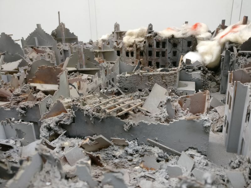 Foto des Taktikmodells / "Diorama Häuser-Brand nach Bombenangriff" im Technik Museum Kassel TMK am 30. September 2017
