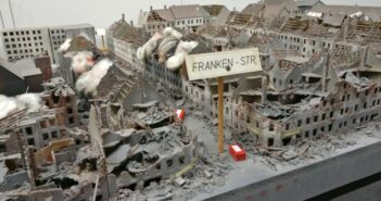 Diorama "Häuser-Brand nach Bombenangriff"?