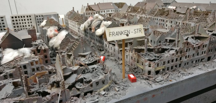 Diorama "Häuser-Brand nach Bombenangriff"?
