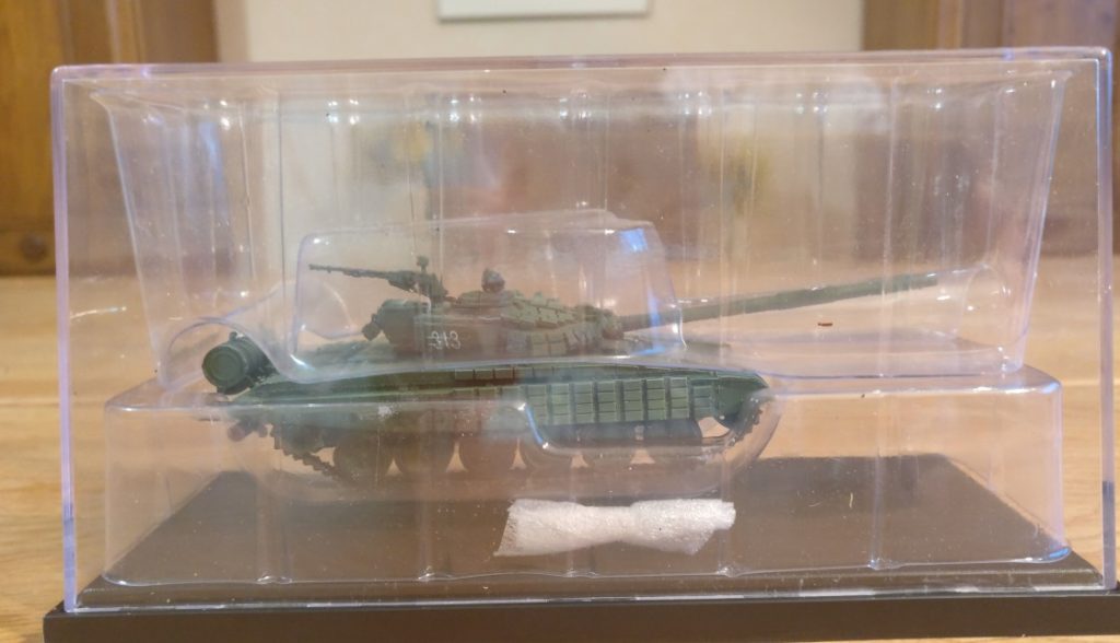 Hier steckt er noch in der Packung. Aber gleich darf der russische T-72 von Modelcollect an die frische Luft.