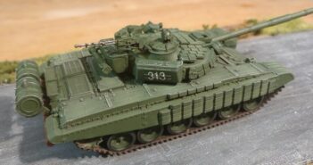 Modelcollect AS72015: Russia Army T-72B with ERA in first chechnya war, North group, Elite squad, 1995