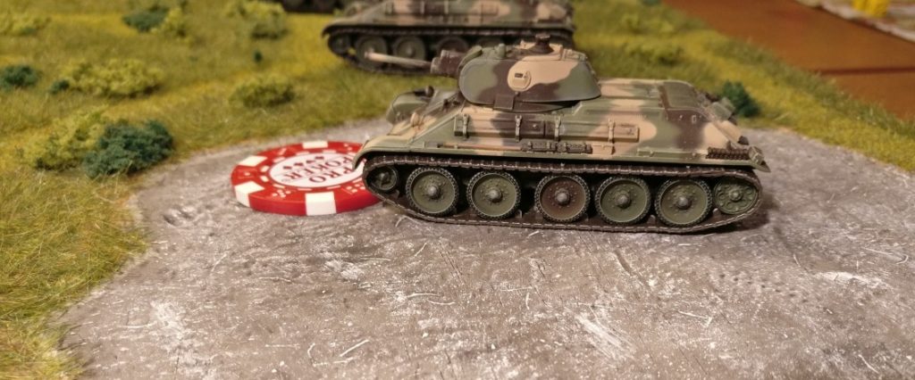 In weiser Voraussicht hat der russiche Sofageneral einen seiner T-34 in Feuerbereitschaft versetzt. Der rote Marker vor dem T-34 verkündet dies. Jetzt möchte der russische Sofageneral dem deutschen Panzer III zuvorkommen, bevor dieser sich dem anderen T-34 widmen kann.