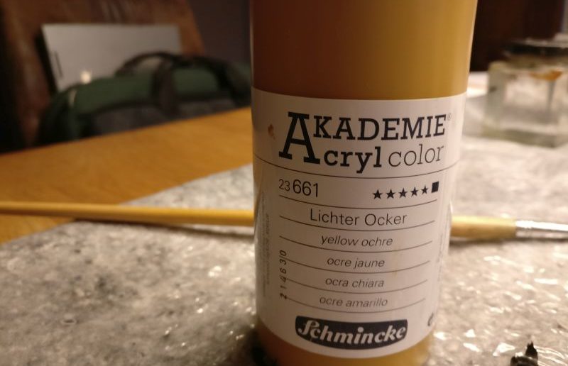 Die Farbe für den Erdboden: Schmincke 23 661 Lichter Ocker. 