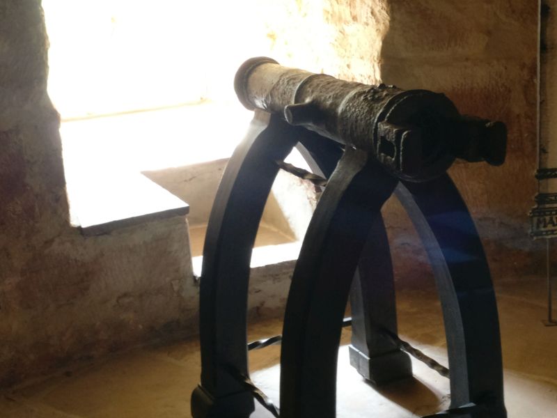 Kanonen und steinerne Kanonenkugeln aus dem 15. Jahrhundert in der militärhistorisch-hessischen Sammlung von Schloss Friedrichstein in Bad Wildungen