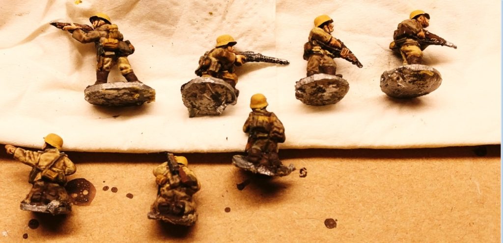 Erstes Ergebnis nach dem Bemalen der 15mm-Figuren (glaube, es sind welche von Battlefront?).  Der Wash ist bereits aufgetragen.