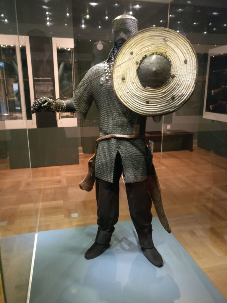 Ein osmanischer Reiter. Seine Ausrüstung wog nur 16kg: Panzerhaube, Panzerhemd, Schild, Säbel mit Holzgriff, Köcher für Pfeile und Bogen. Bad Wildungen Hotel Turcica / Schloss Friedrichstein.